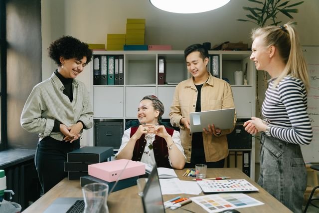 MARKETING & CREATIVE TEAMS